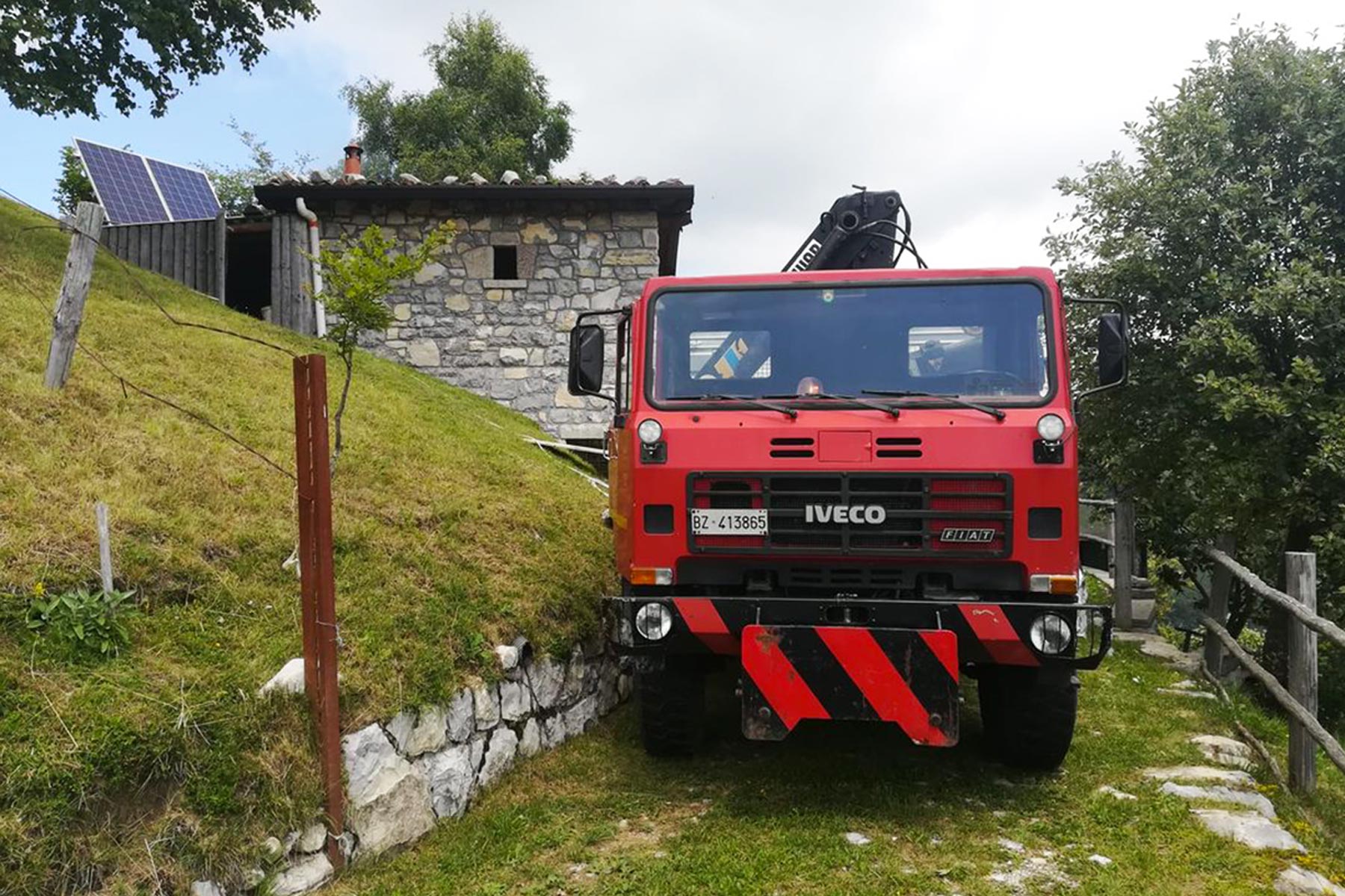 Camion Iveco con gru annessa della I RAGNI SRL